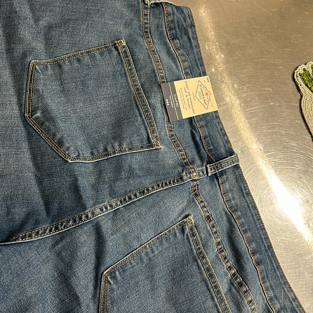 Women’s denim capri pants